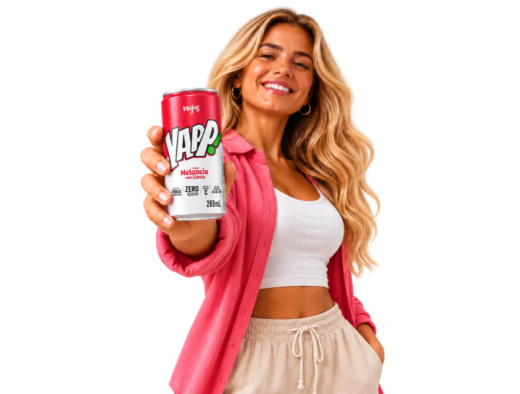 Mulher sorrindo segurando uma lata de YAPP! Melancia com Limão